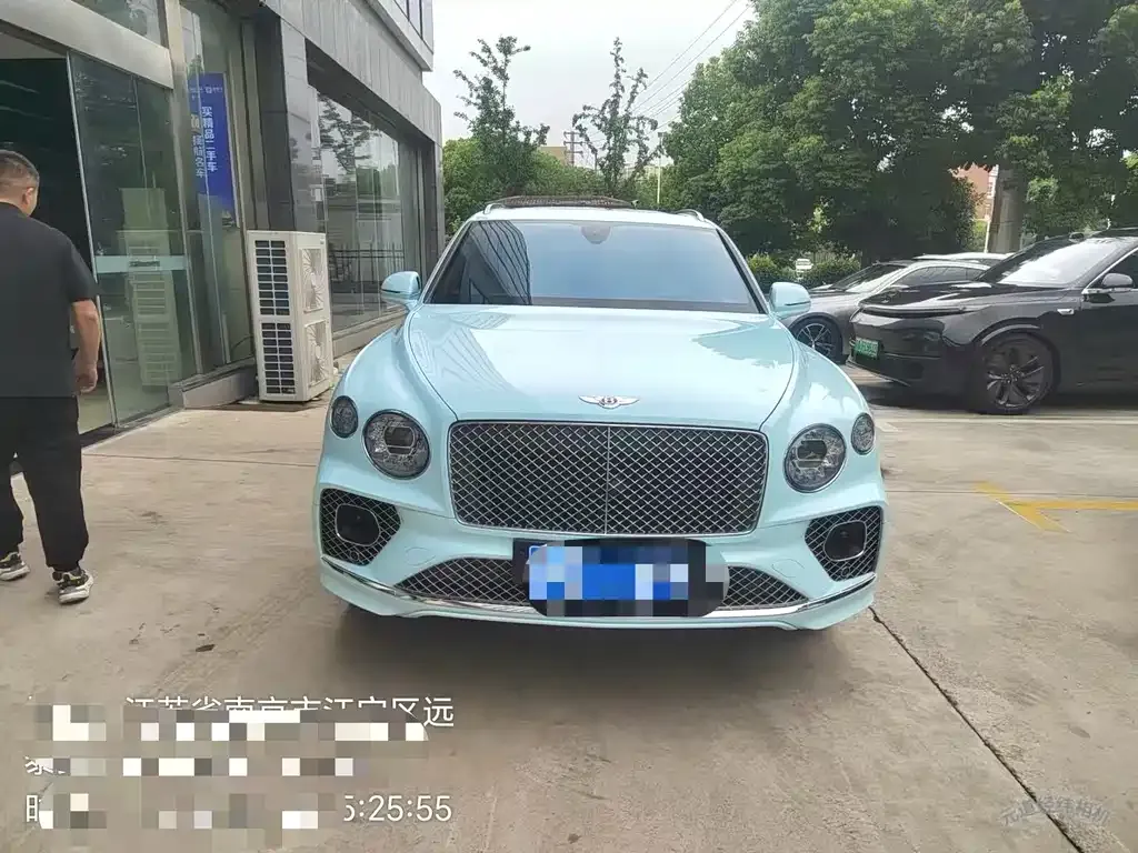 Bentley Bentayga PHEV 2023 из CN, фото 2