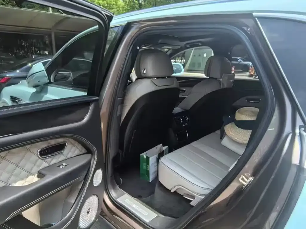 Bentley Bentayga PHEV 2023 из CN, фото 9