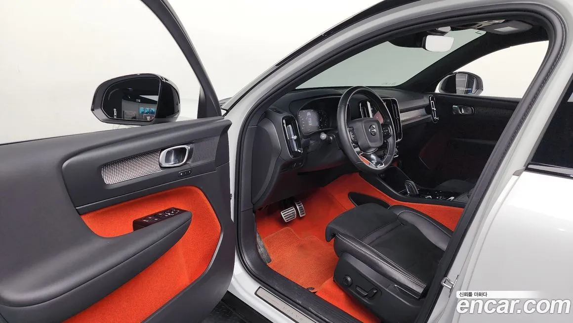 Volvo XC40 — фото 10