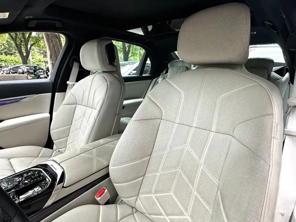 BMW 7 Series 2023 из CN, фото 10