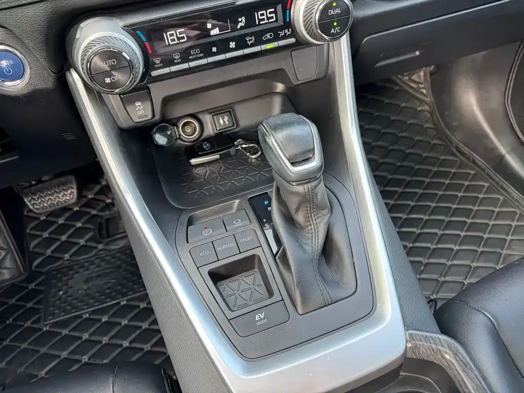 Toyota RAV4 — фото 10