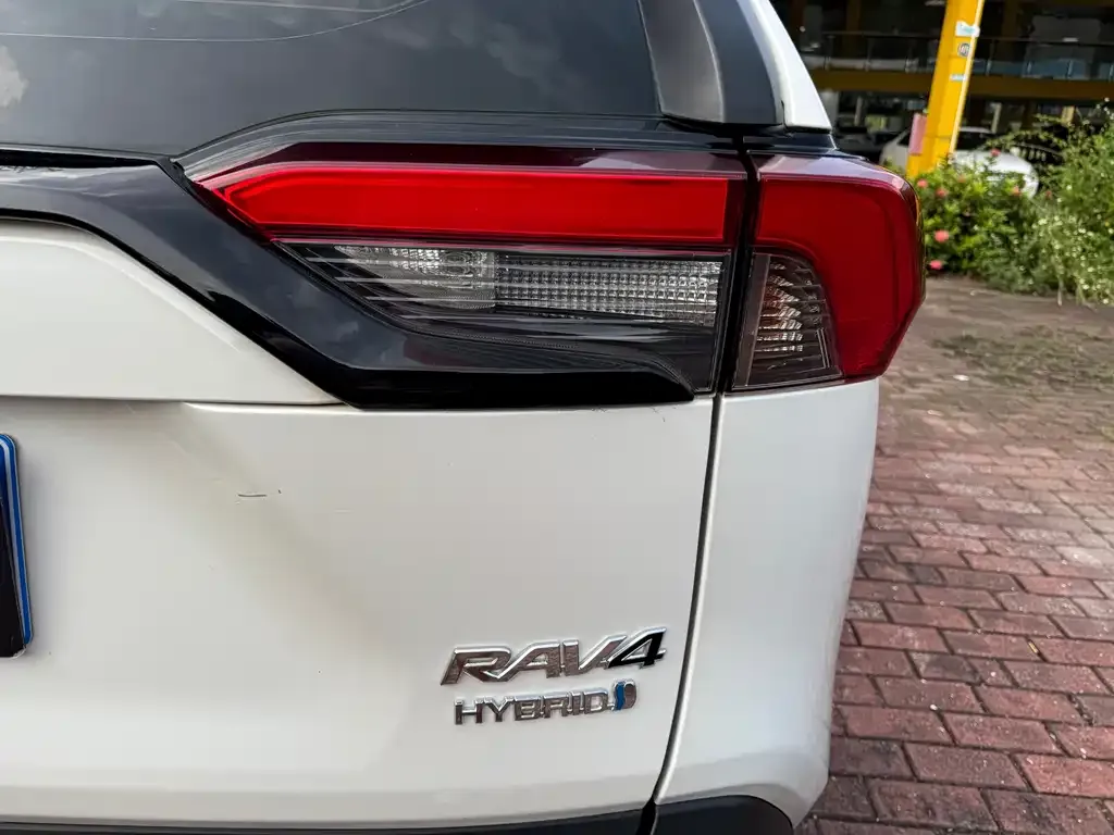 Toyota RAV4 — фото 5