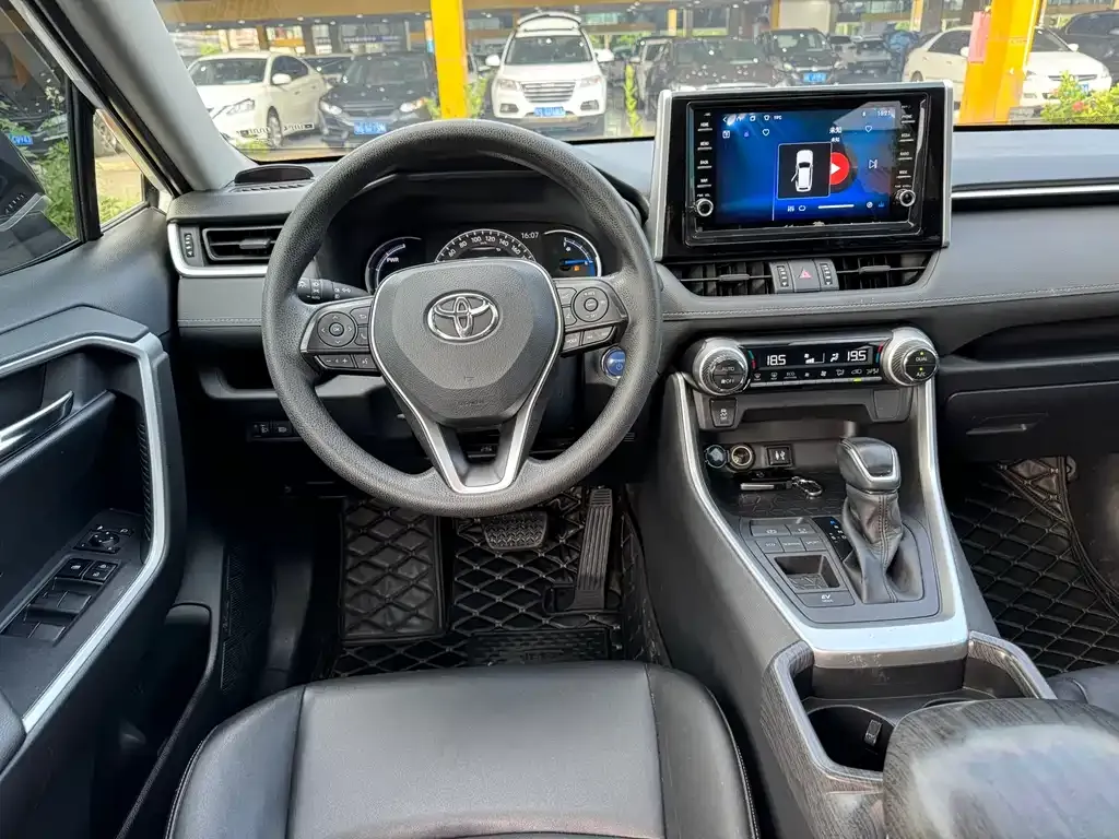 Toyota RAV4 — фото 9
