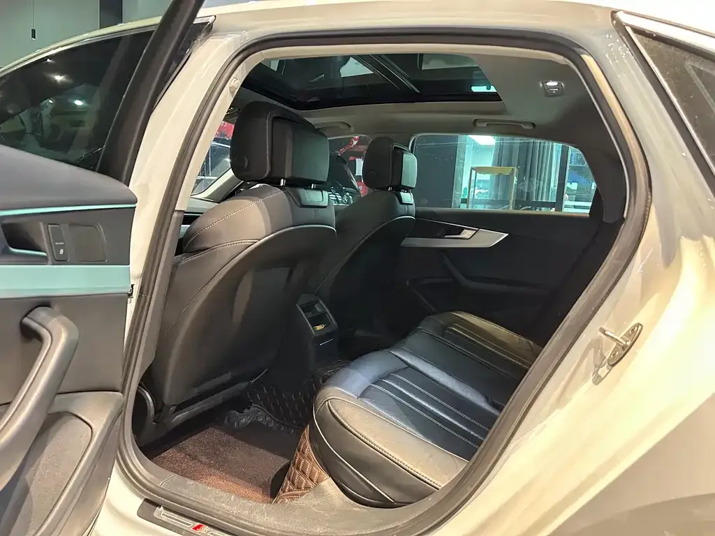 Audi A4L 2023 из CN, фото 9
