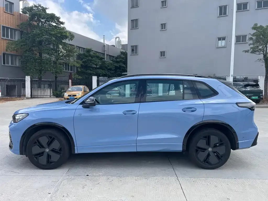 Volkswagen Tiguan L — фото 10