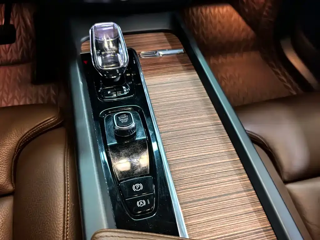 Volvo XC60 — фото 10