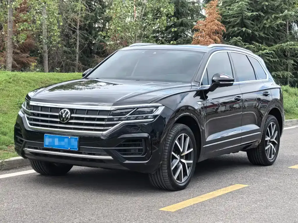 Volkswagen Touareg — фото 1