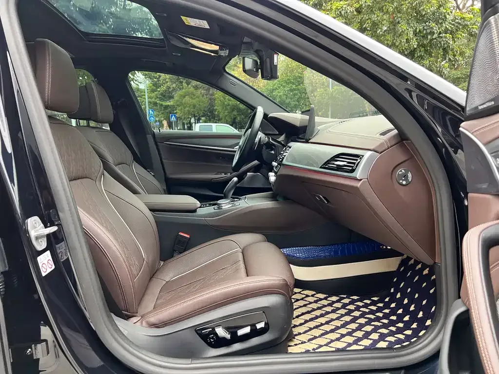 BMW 5 Series 2022 из CN, фото 9