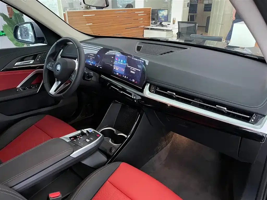 BMW iX1 2025 из CN, фото 8