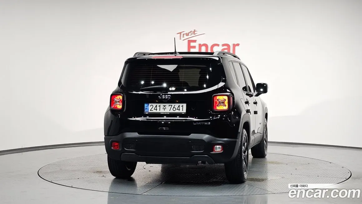 Jeep Renegade — фото 4