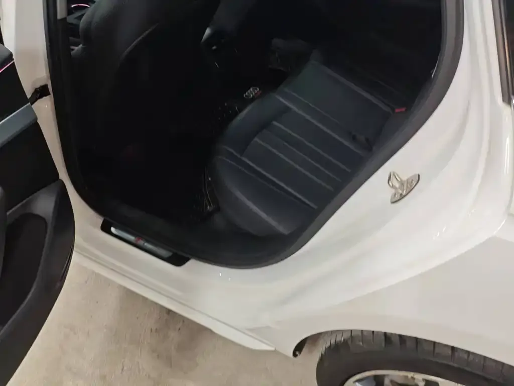Audi A4L 2021 из CN, фото 8