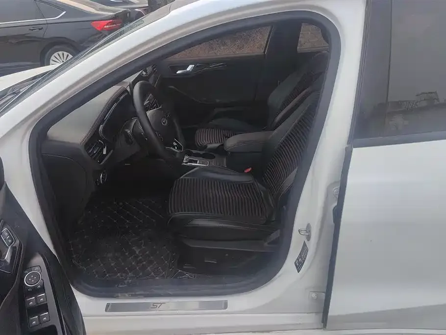 Ford Focus 2021 из CN, фото 9