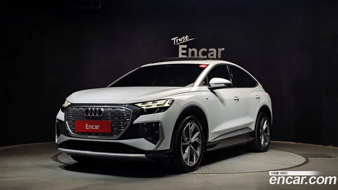Audi Q4 e-tron — фото 1