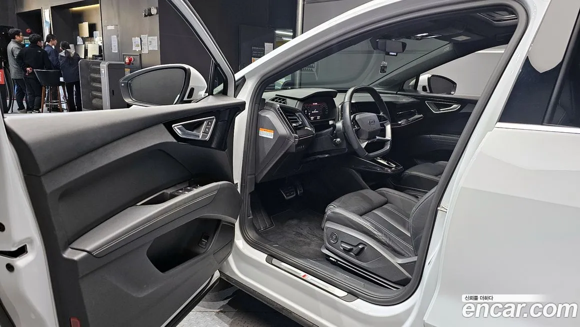 Audi Q4 e-tron — фото 10