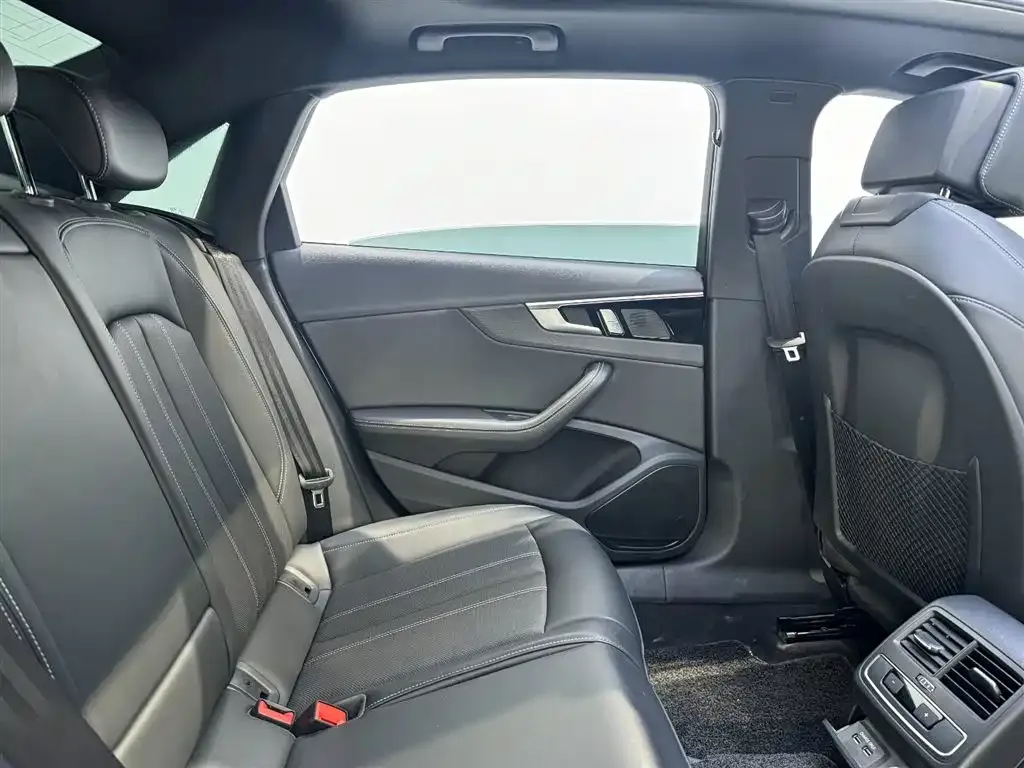 Audi A4L 2024 из CN, фото 7