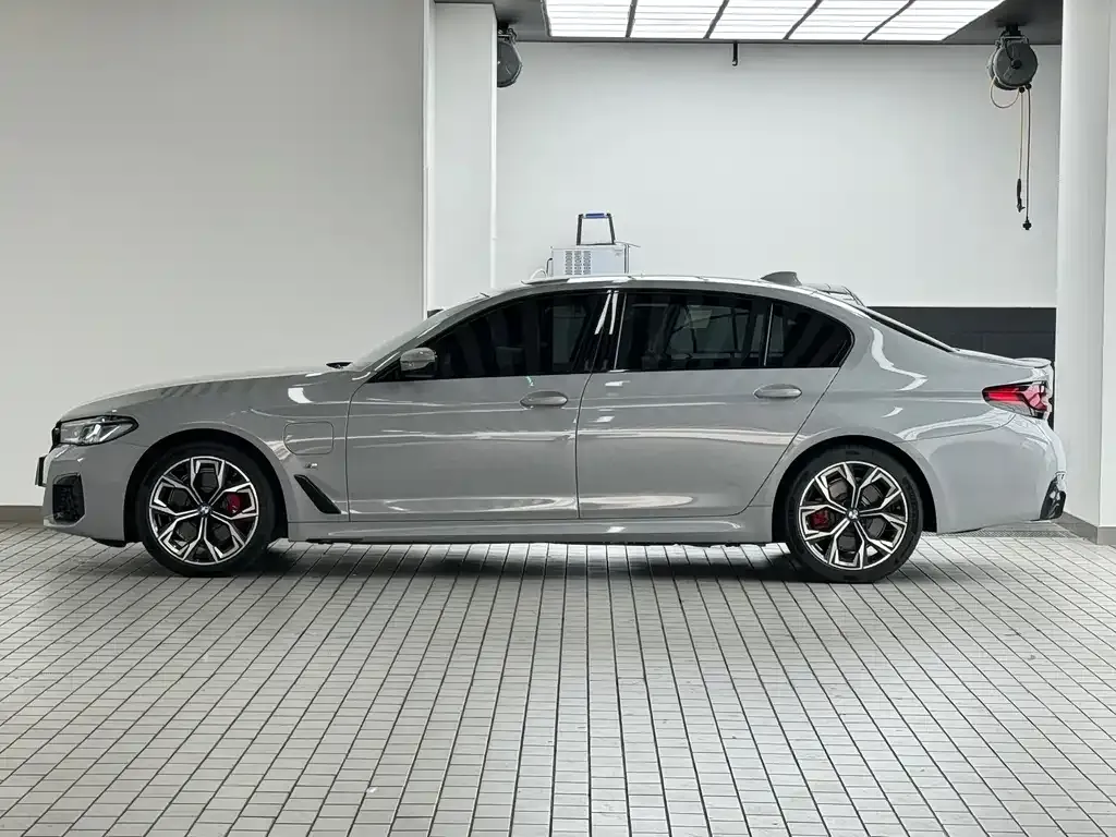 BMW 5 Series New Energy — фото 4