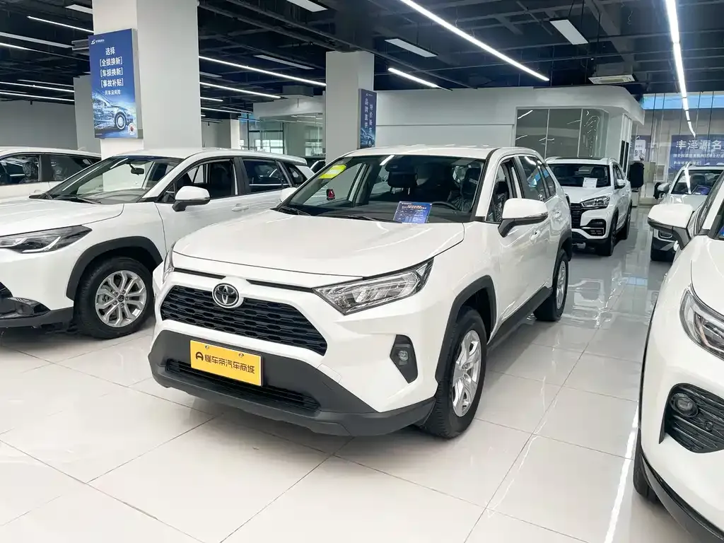 Toyota RAV4 — фото 1