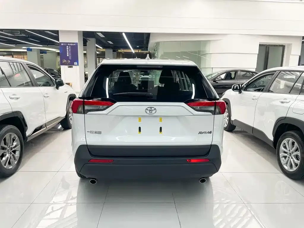 Toyota RAV4 — фото 2