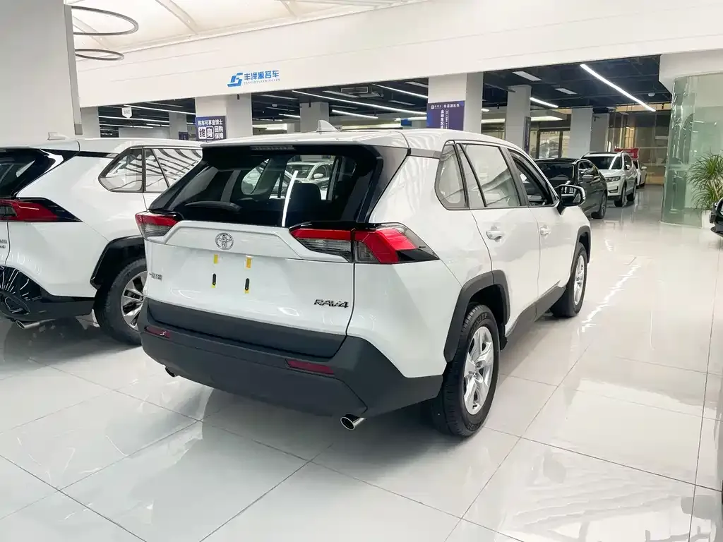 Toyota RAV4 — фото 5