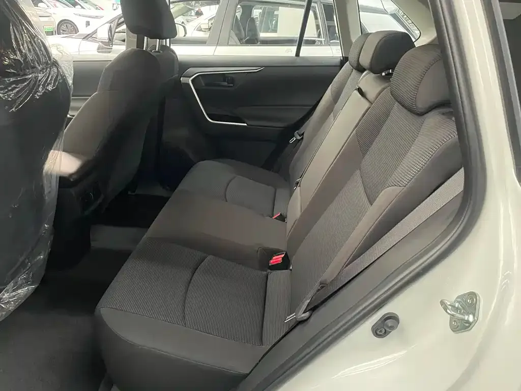 Toyota RAV4 — фото 7