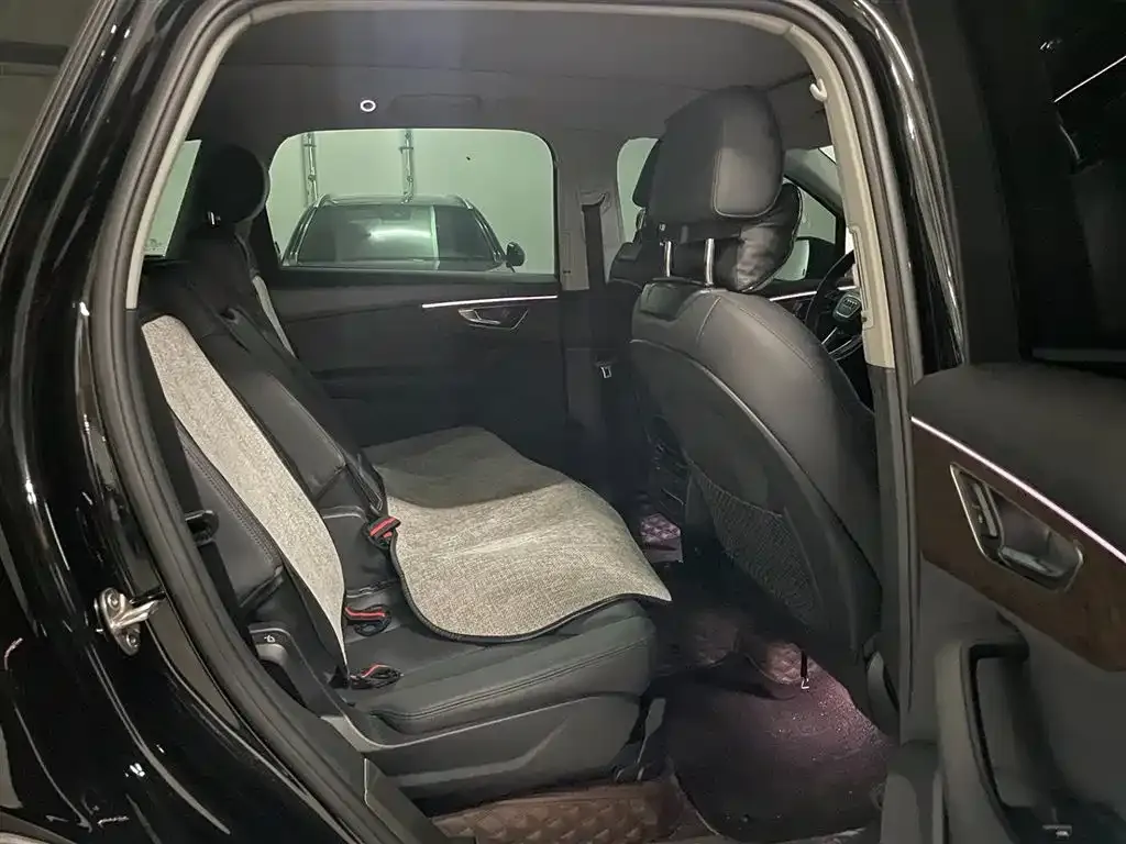 Audi Q7 2024 из CN, фото 10