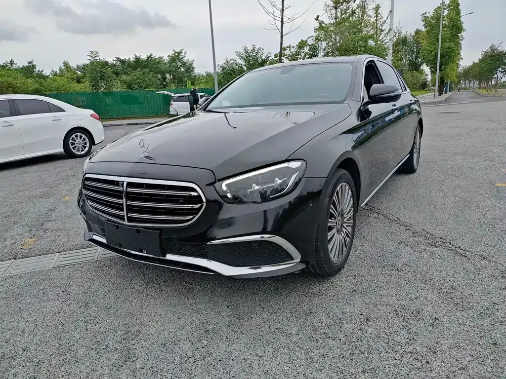 Mercedes-Benz E-Class — фото 1