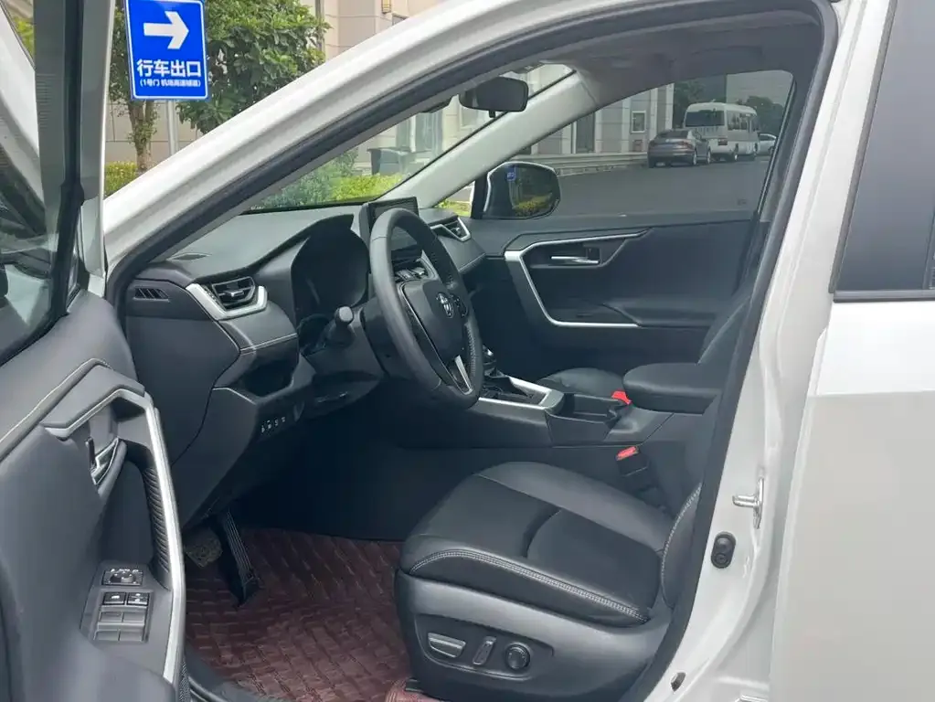 Toyota RAV4 2024 из CN, фото 4