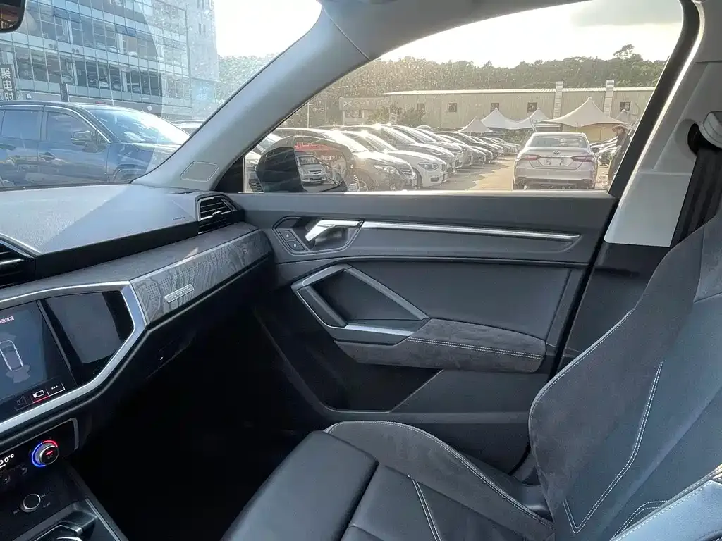 Audi Q3 Sportback 2023 из CN, фото 2