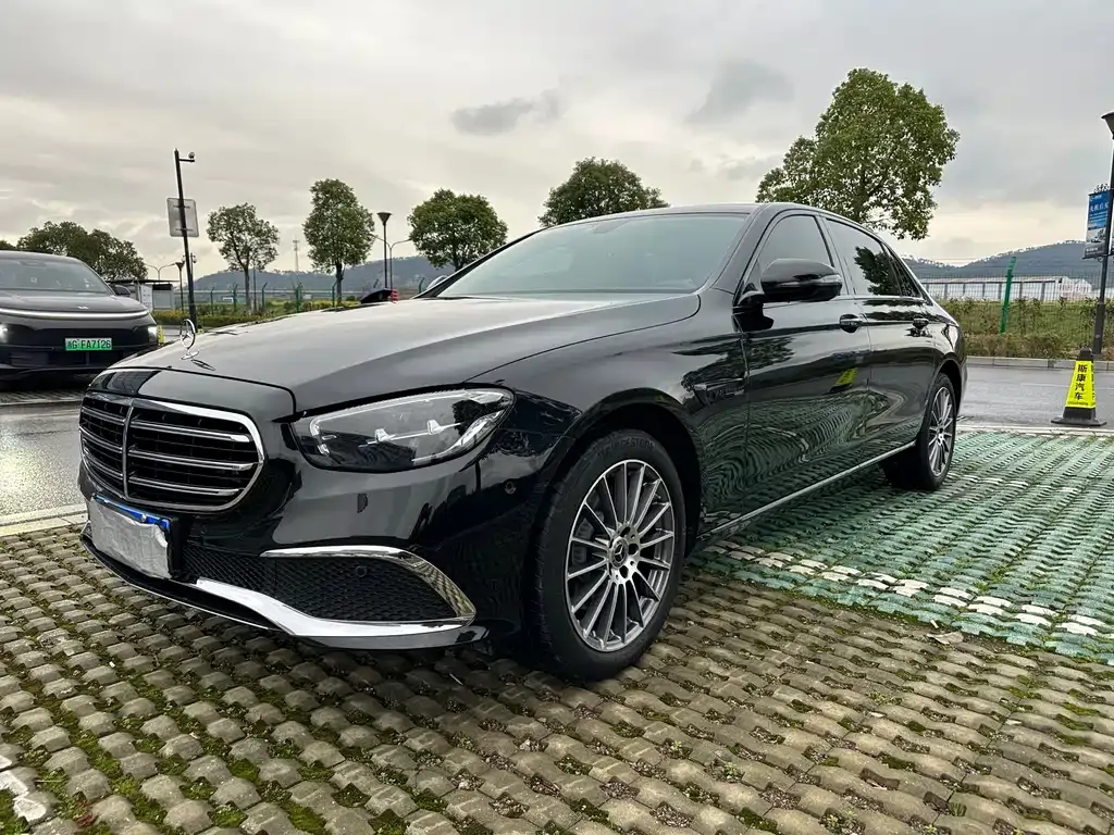Mercedes-Benz E-Class — фото 1