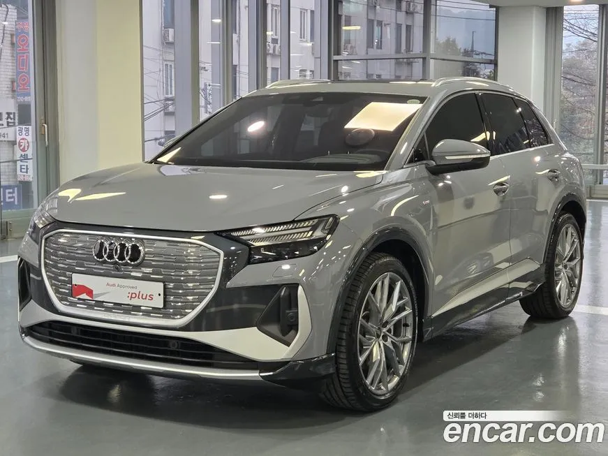 Audi Q4 e-tron — фото 1