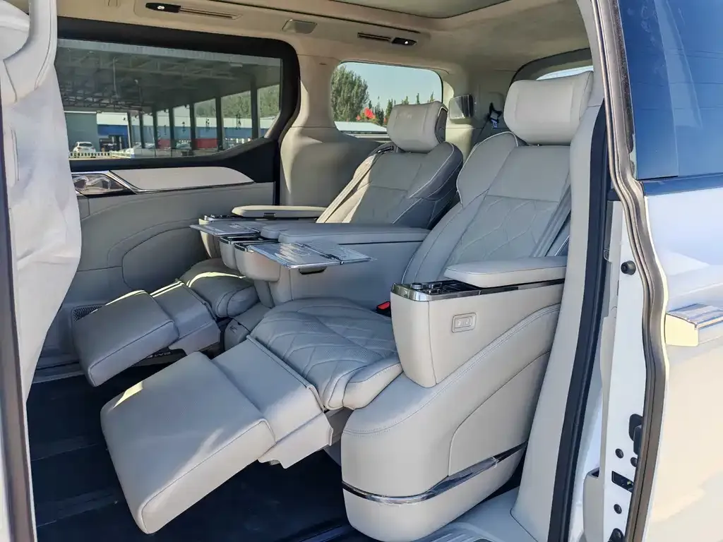 Volvo EM90 2025 из CN, фото 6