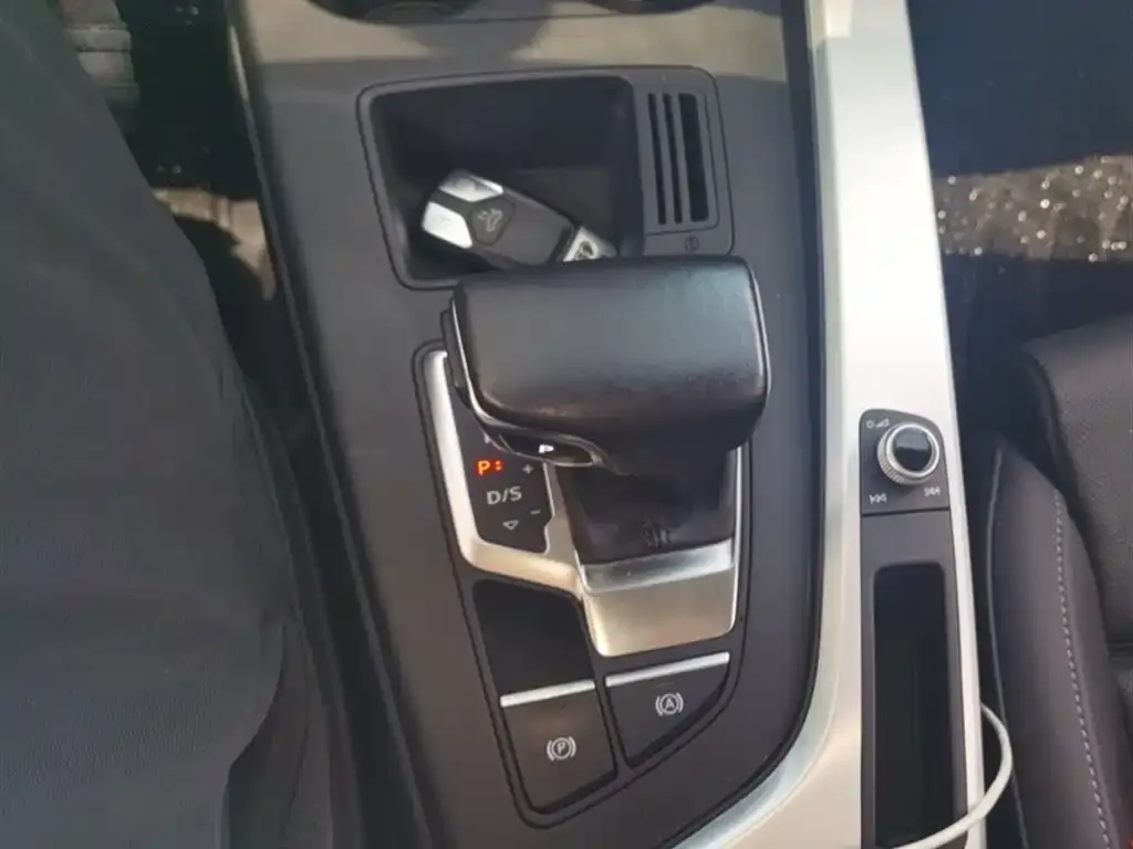 Audi A4L 2021 из CN, фото 9