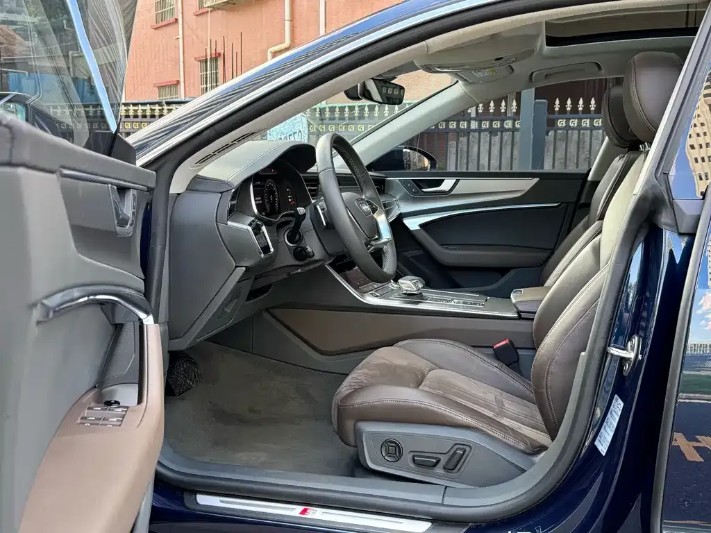 Audi A7L 2023 из CN, фото 10