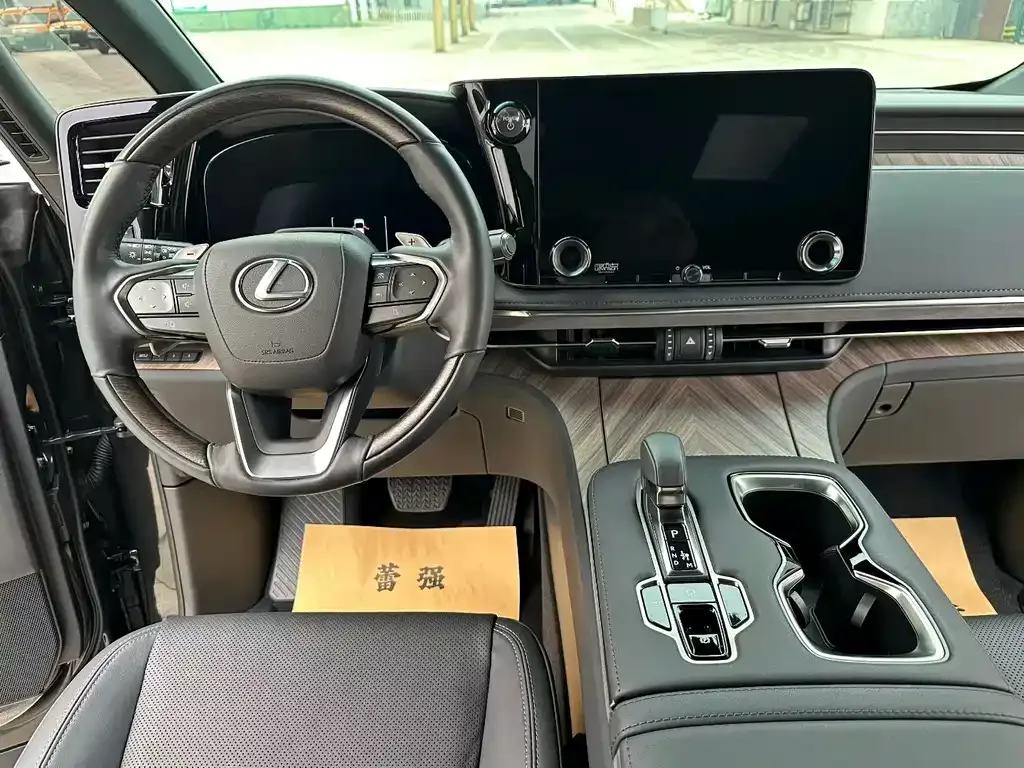 Lexus LM — фото 8