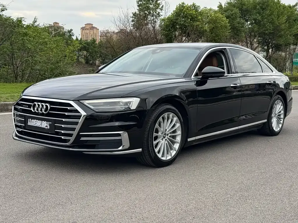 Audi A8 — фото 1