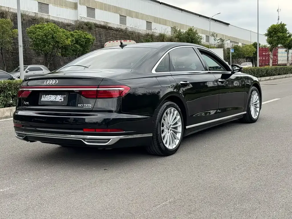 Audi A8 — фото 5
