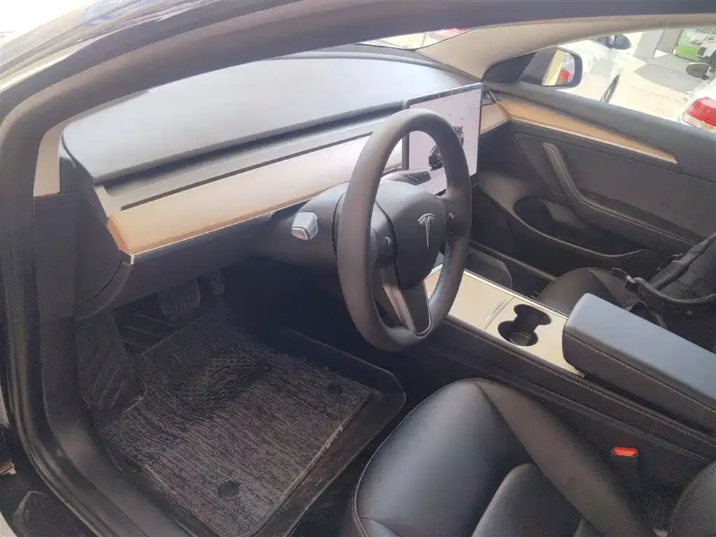 Tesla Model 3 — фото 10