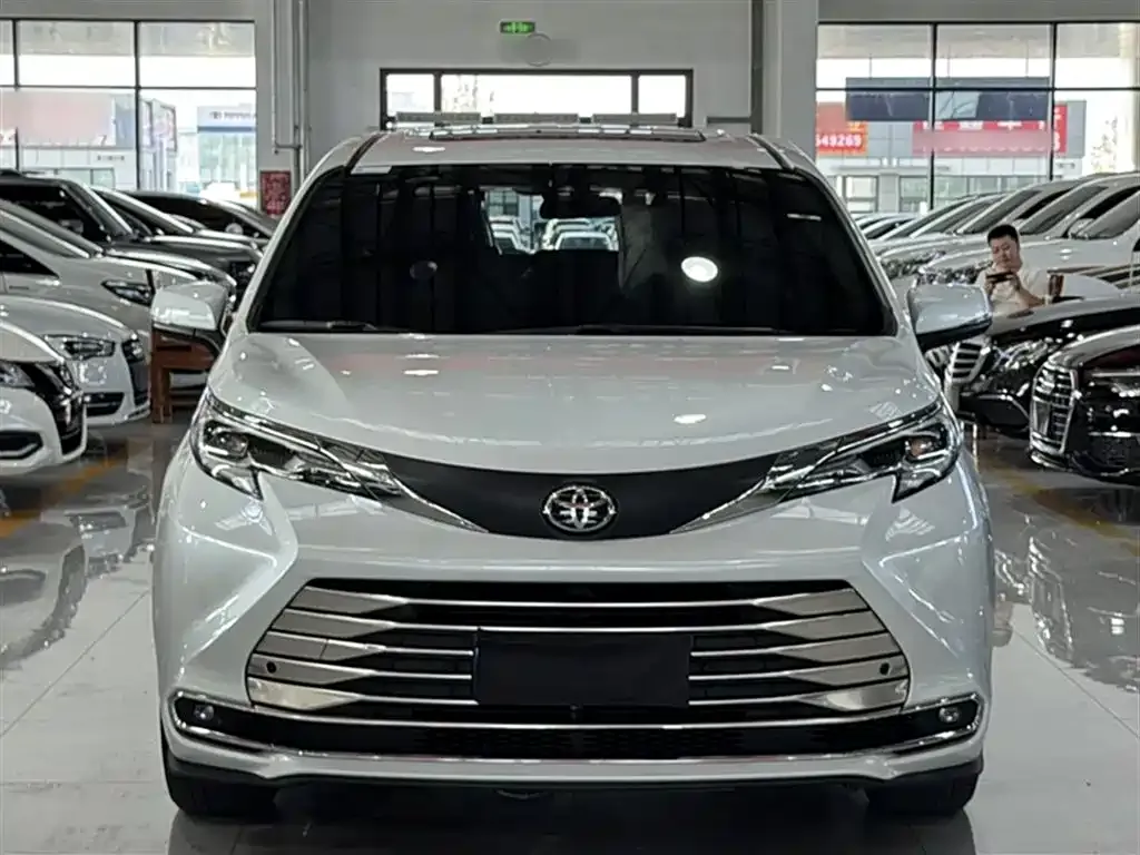 Toyota Sienna — фото 3