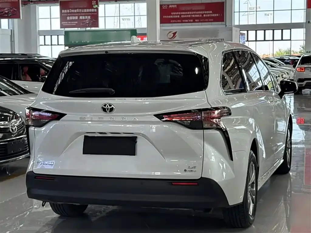 Toyota Sienna — фото 7