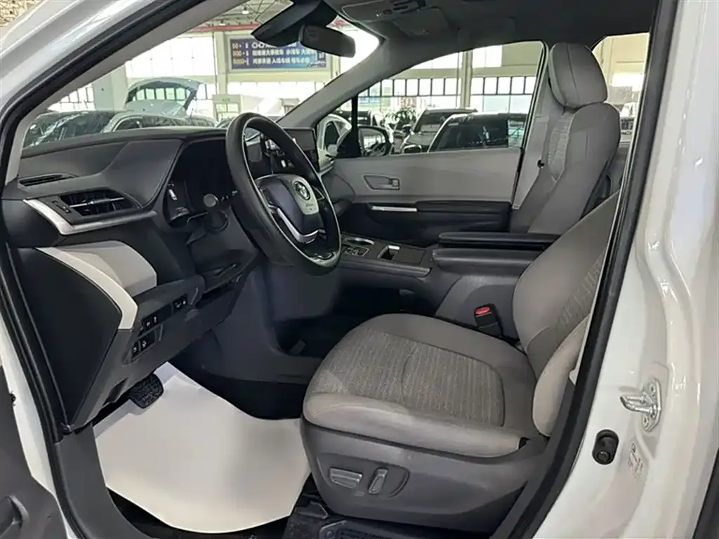 Toyota Sienna — фото 8
