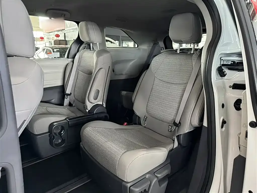 Toyota Sienna — фото 9