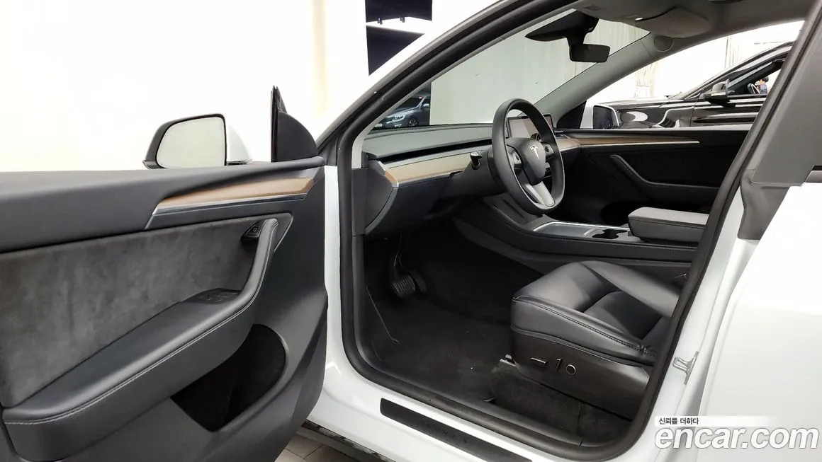 Tesla Model Y — фото 10
