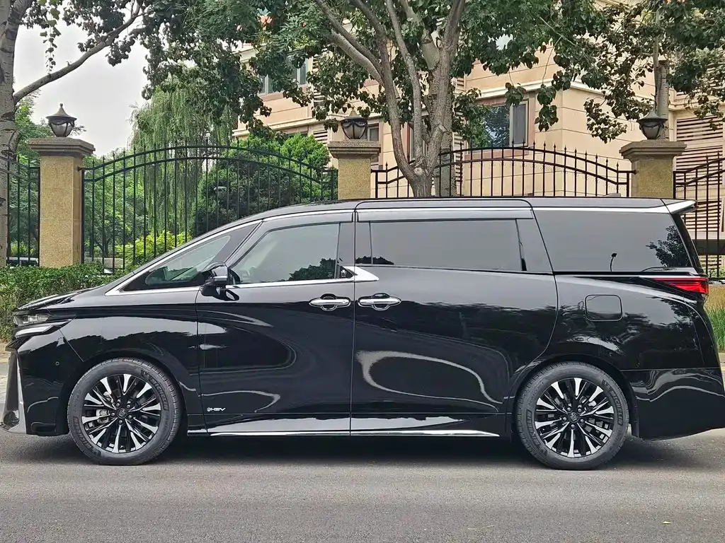 Toyota Vellfire — фото 2