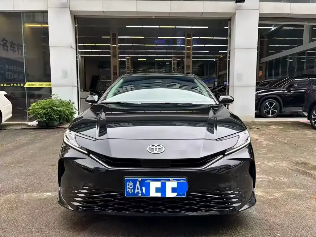 Toyota Camry — фото 2