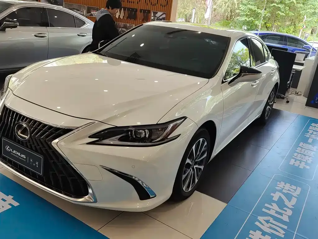 Lexus ES — фото 1