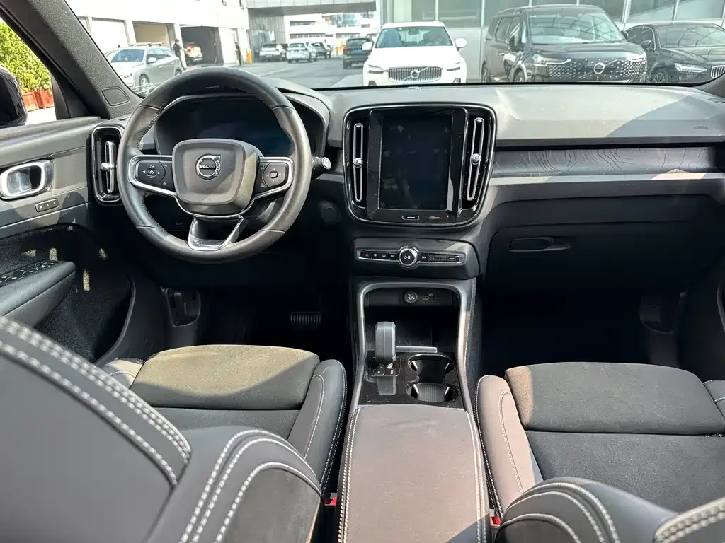 Volvo XC40 NEV — фото 7