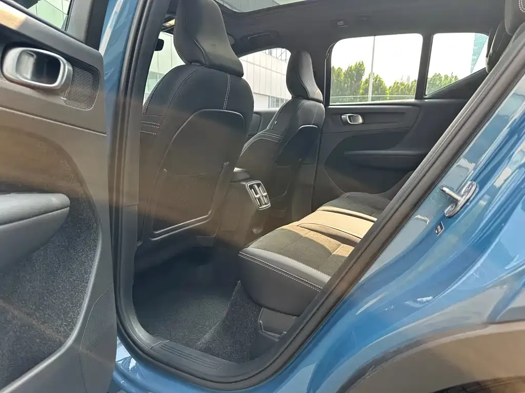 Volvo XC40 NEV — фото 9