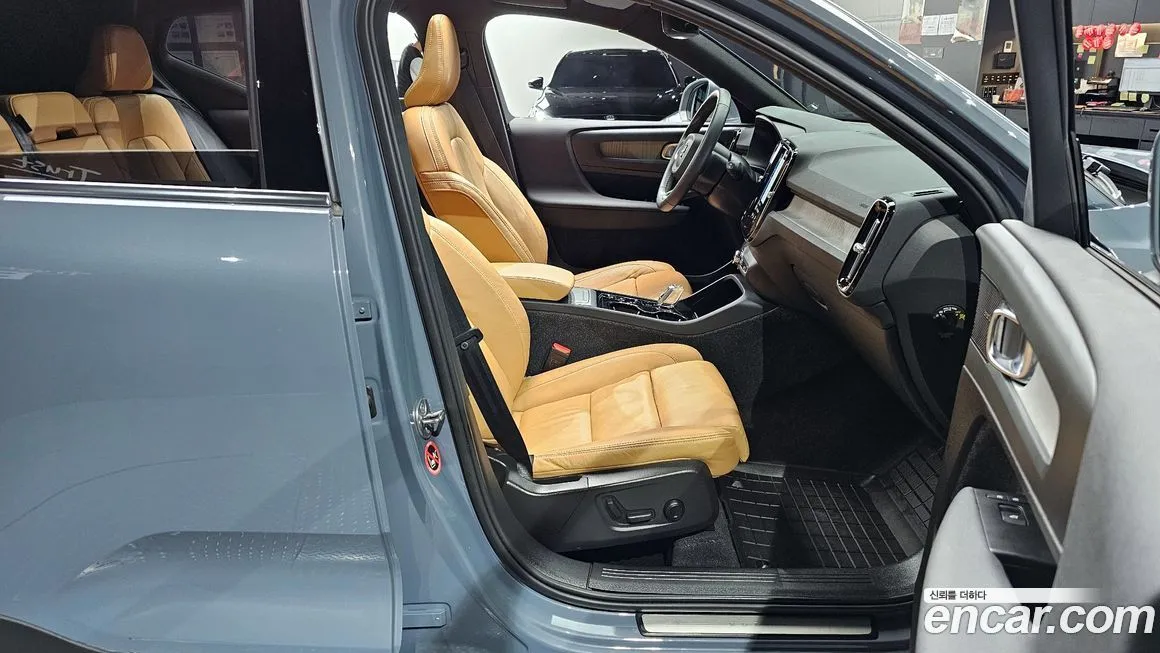 Volvo XC40 — фото 10