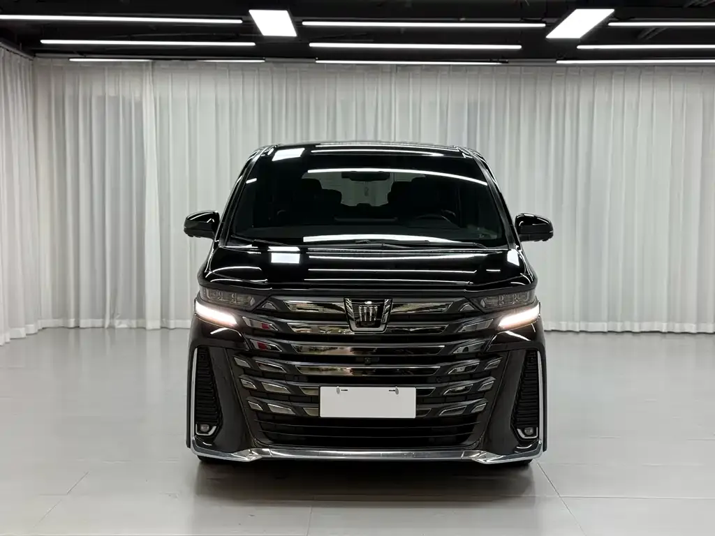 Toyota Vellfire — фото 1