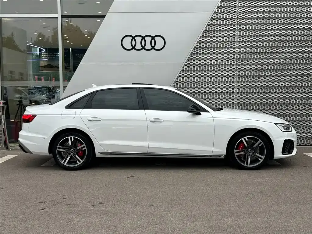 Audi A4L 2022 из CN, фото 3